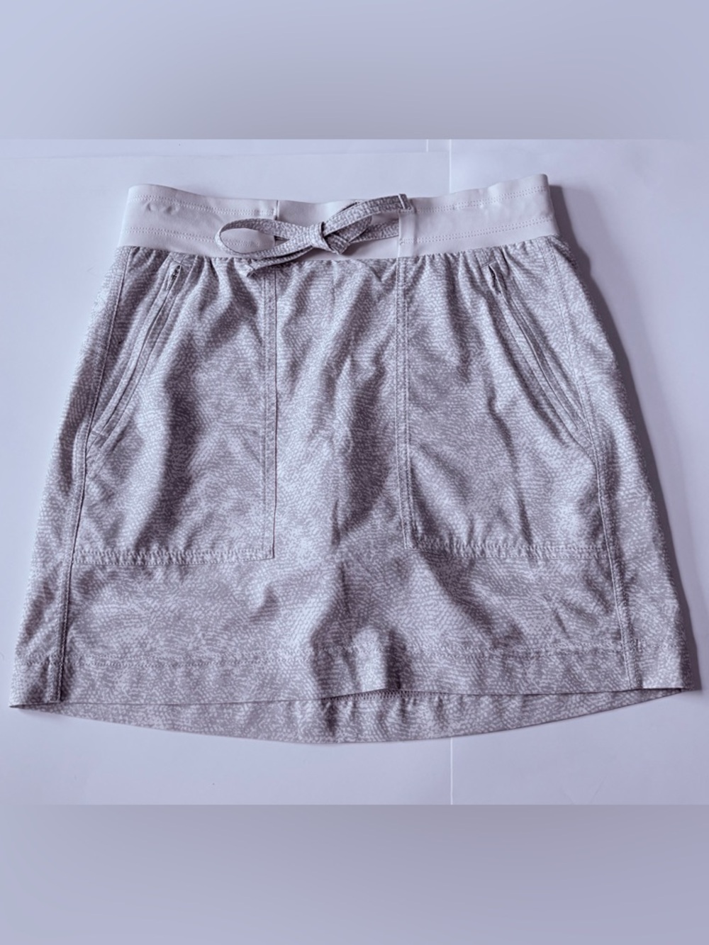Athleta Cream & Light Green Patterned Skort Size Medium Athletic Skirt Shorts